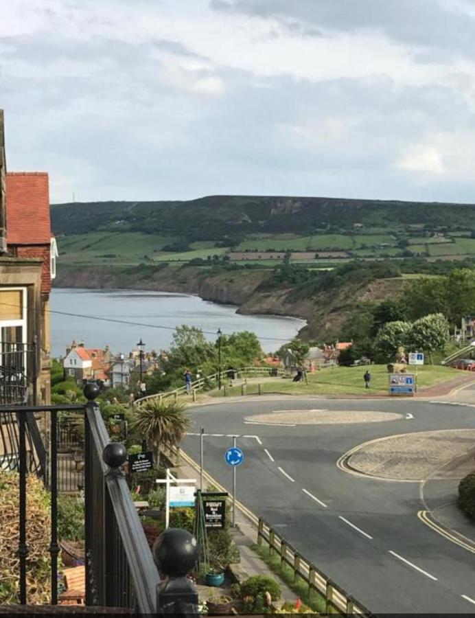 ロビン・フッズ・ベイ The Wayfarer, Robin Hoods Bay Bed & Breakfast エクステリア 写真